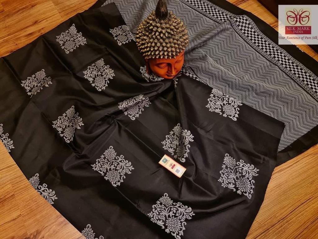 Stylish Black Soft Silk Saree With Flaunt Blouse Piece