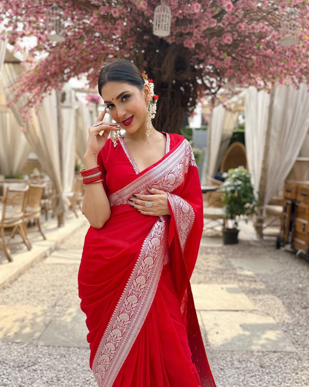 Stylish Red Soft Silk Saree With Hypnotic Blouse Piece