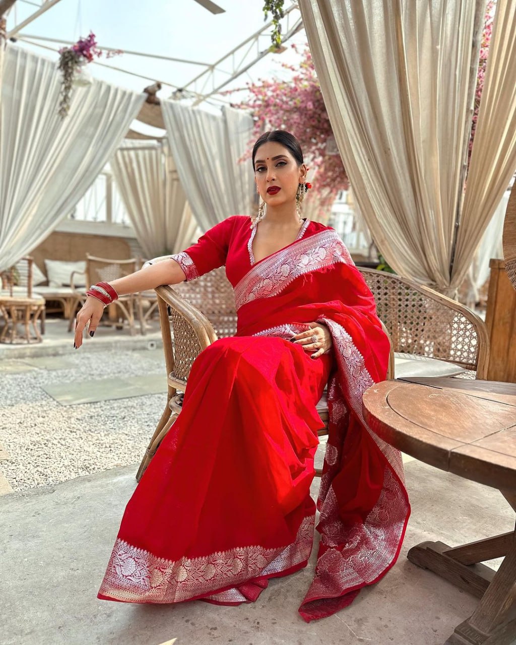 Stylish Red Soft Silk Saree With Hypnotic Blouse Piece