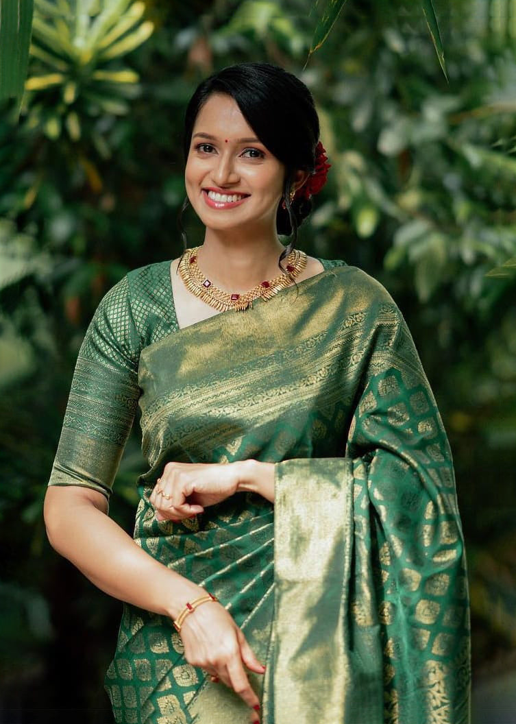 Staggering Rama Soft Silk Saree With Snappy Blouse Piece