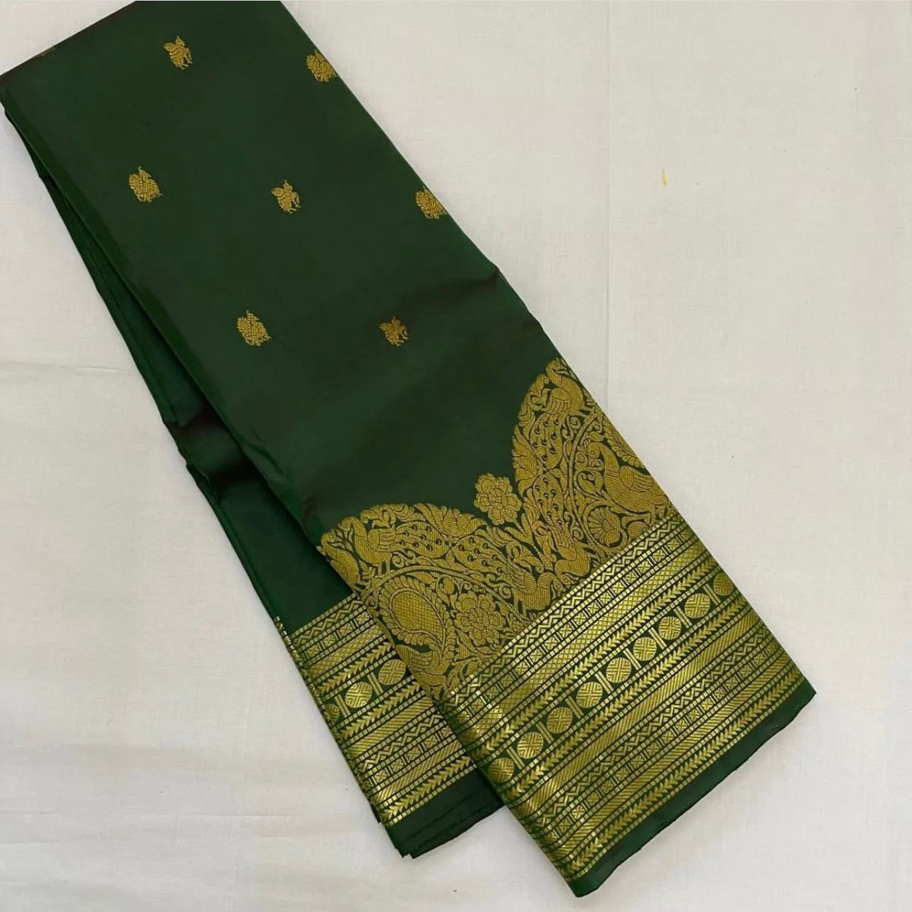 Snappy Dark Green Soft Silk Saree With Woebegone Blouse Piece