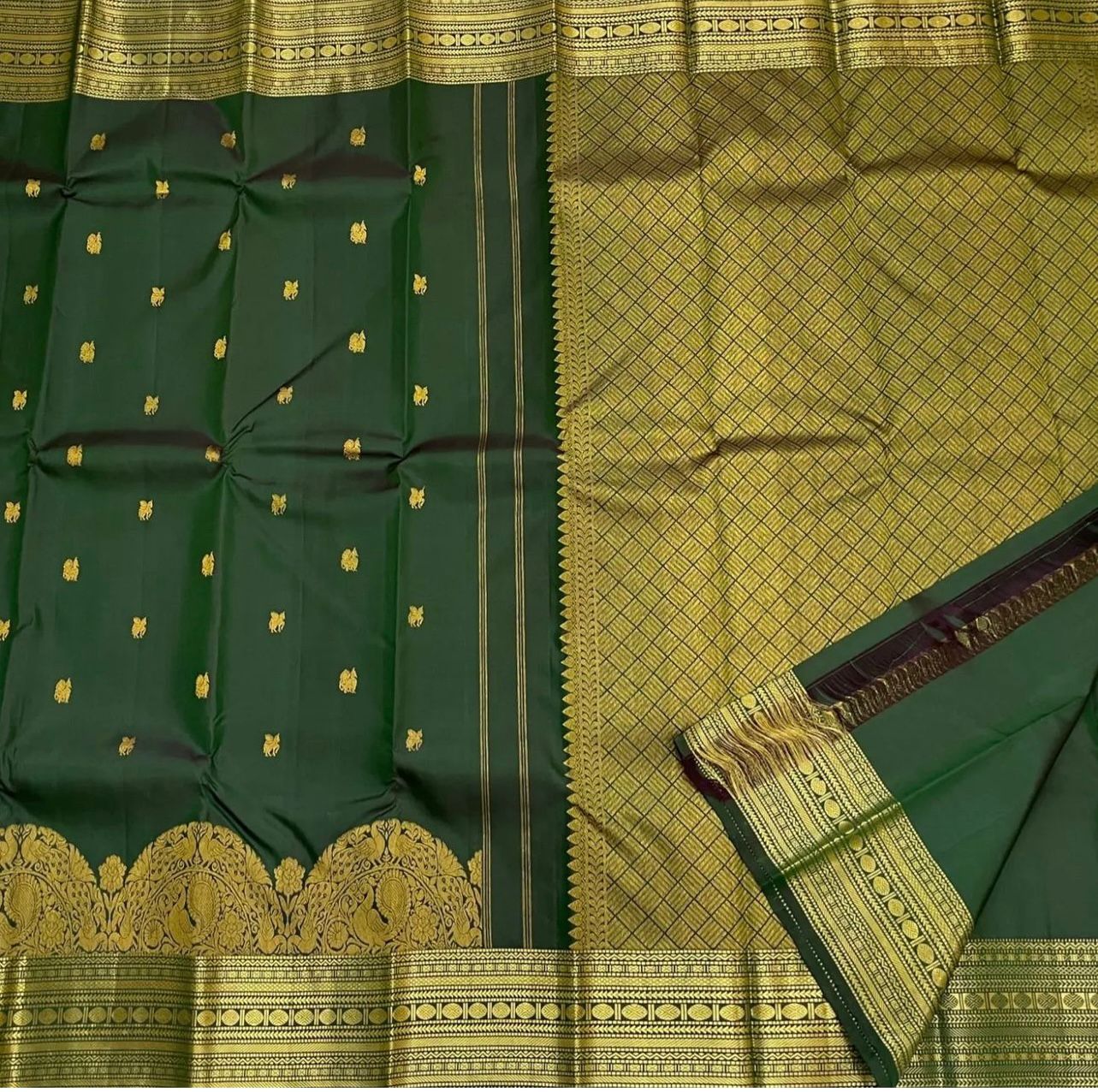 Snappy Dark Green Soft Silk Saree With Woebegone Blouse Piece