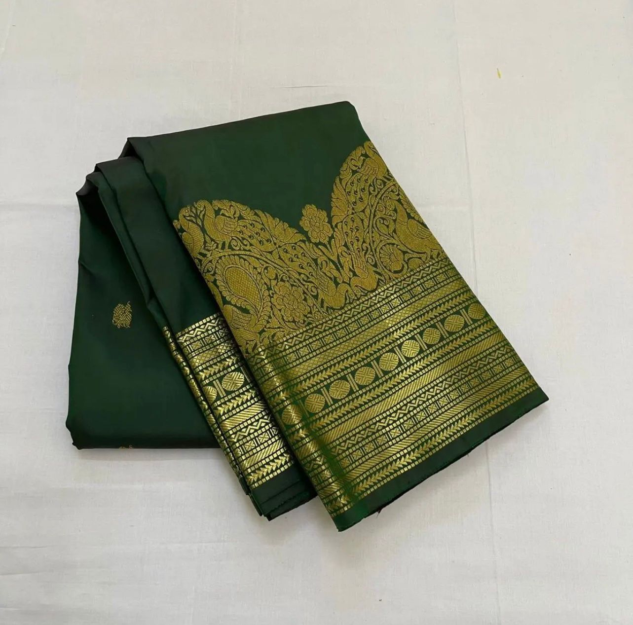 Snappy Dark Green Soft Silk Saree With Woebegone Blouse Piece