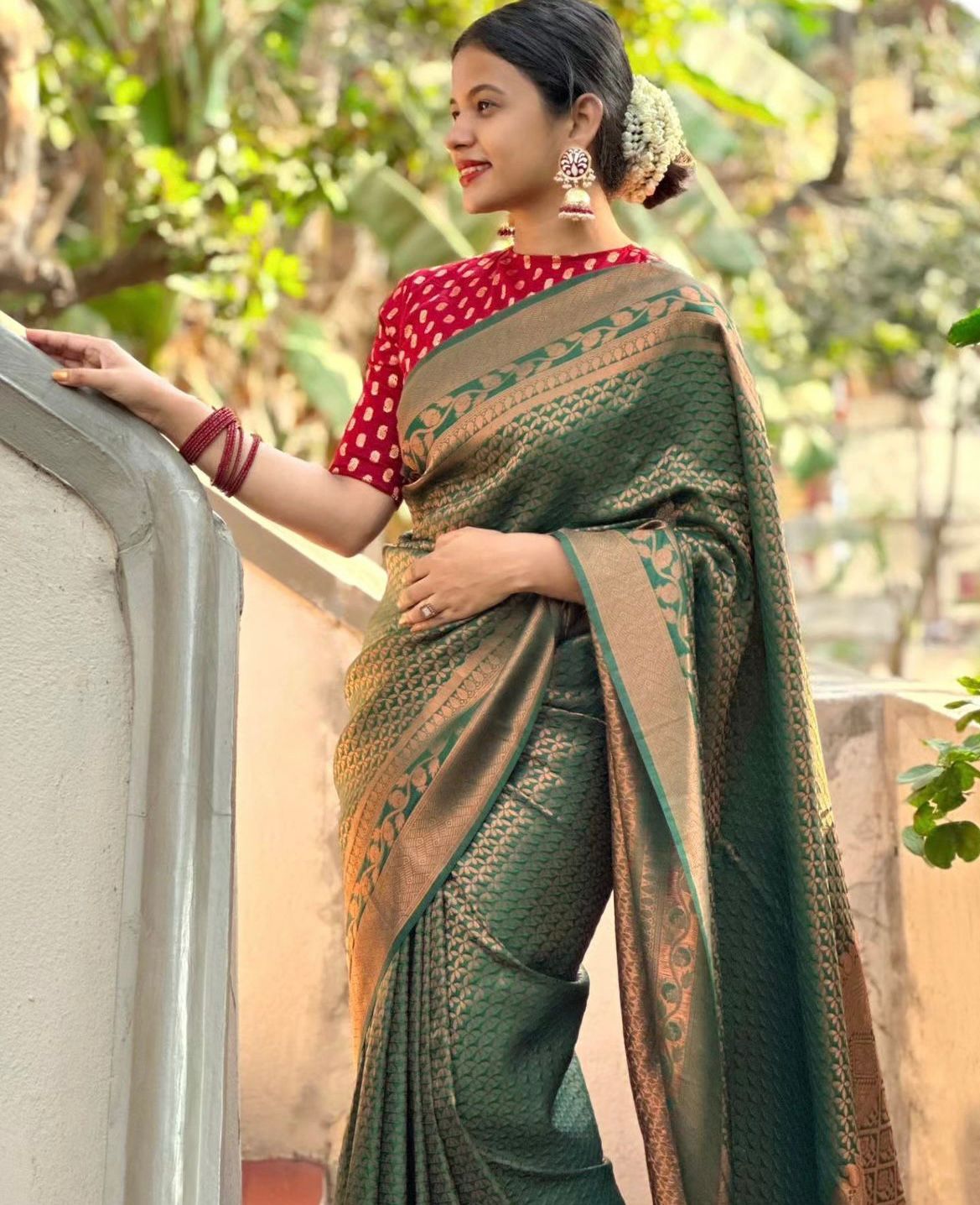 Snazzy Dark Green Soft Silk Saree With Woebegone Blouse Piece