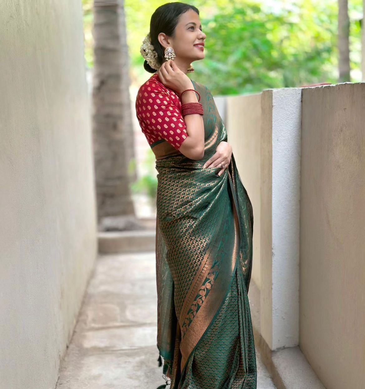 Snazzy Dark Green Soft Silk Saree With Woebegone Blouse Piece