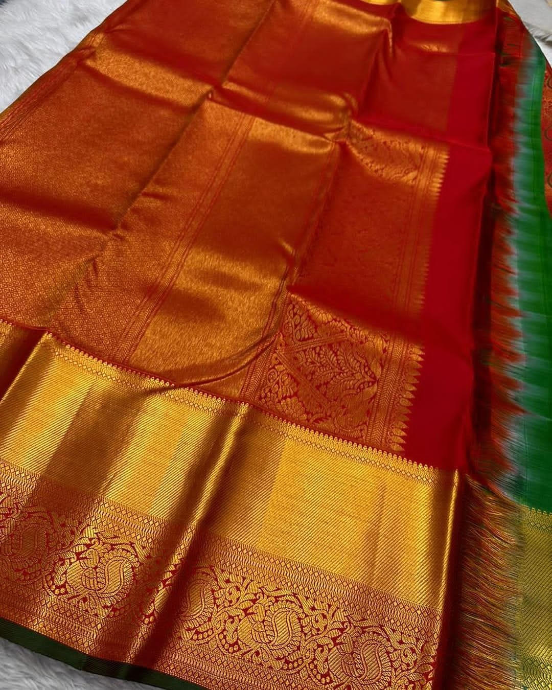 Staring Red Soft Silk Saree With Glorious Blouse Piece