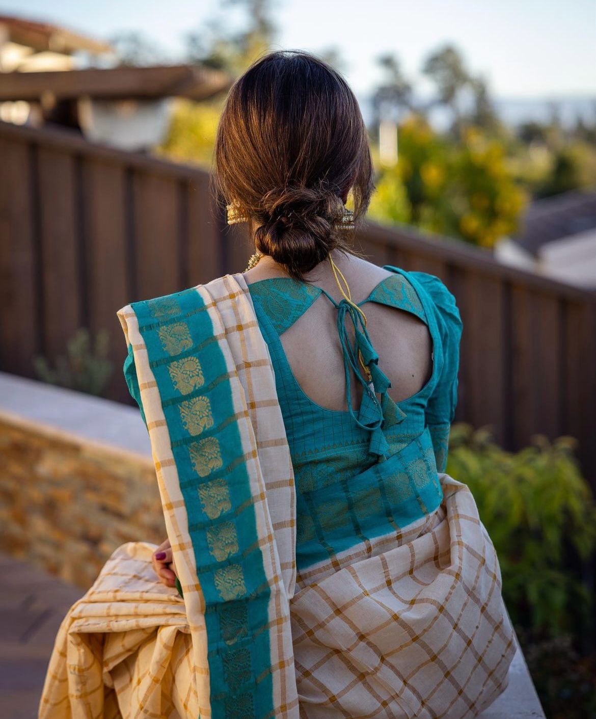 Snazzy Beige Soft Silk Saree With Winsome Blouse Piece