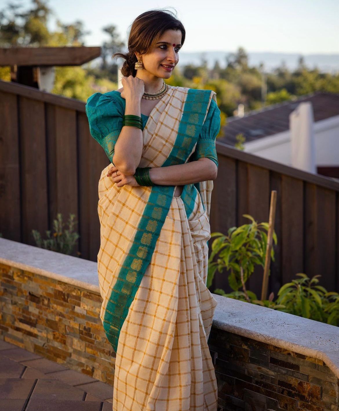 Snazzy Beige Soft Silk Saree With Winsome Blouse Piece