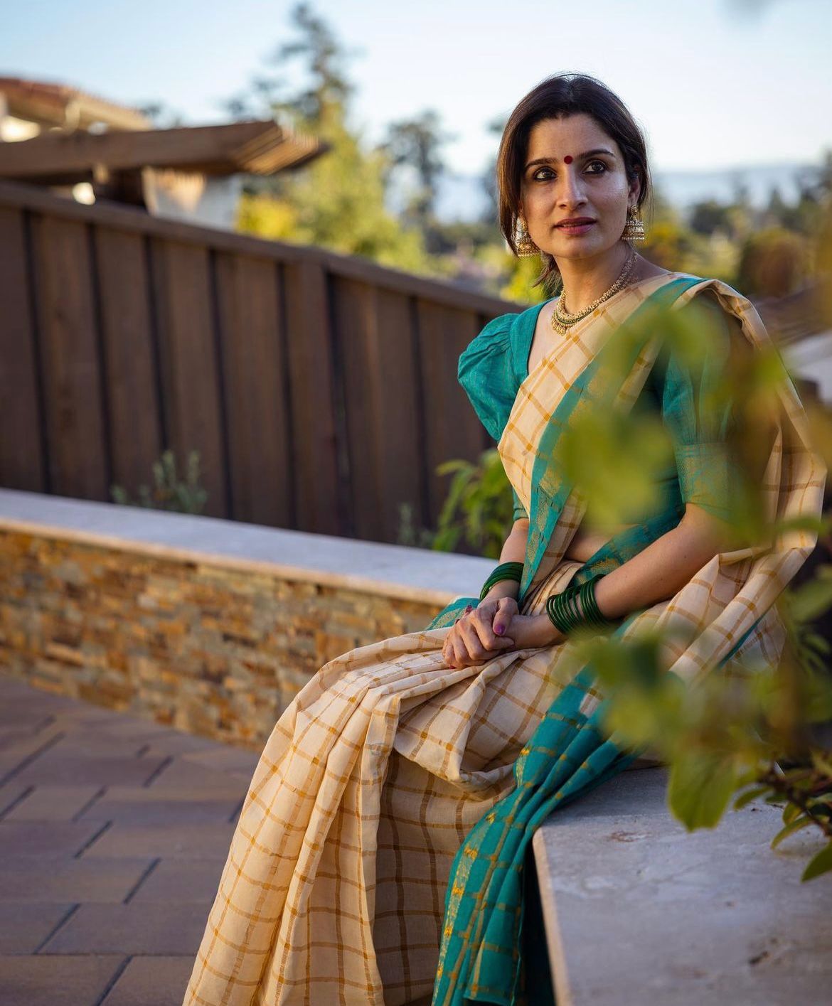 Snazzy Beige Soft Silk Saree With Winsome Blouse Piece