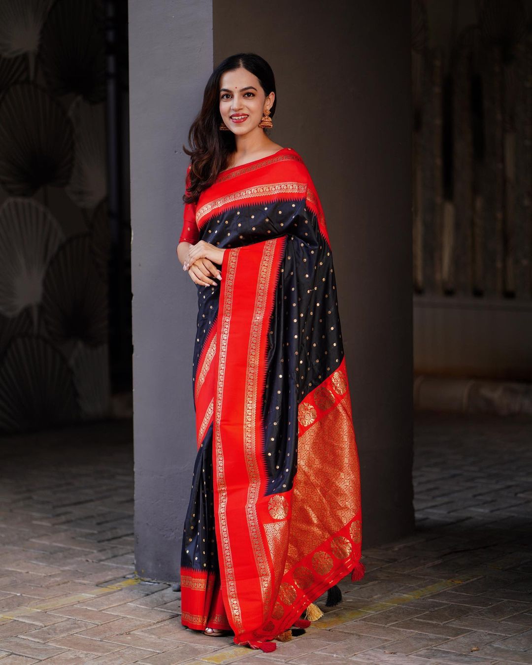 Super Extravagant Black Soft Silk Saree With Delightful Blouse Piece