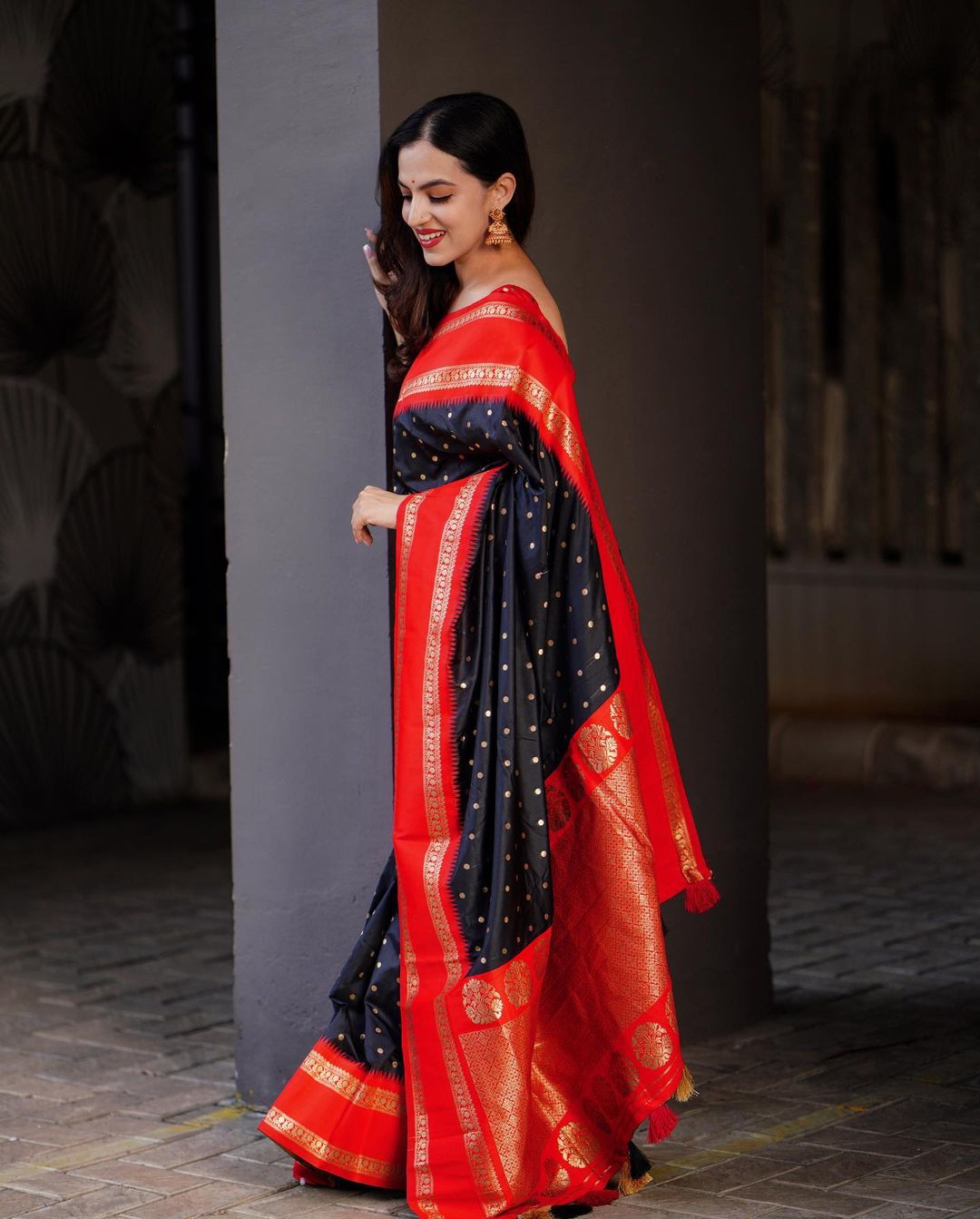 Super Extravagant Black Soft Silk Saree With Delightful Blouse Piece