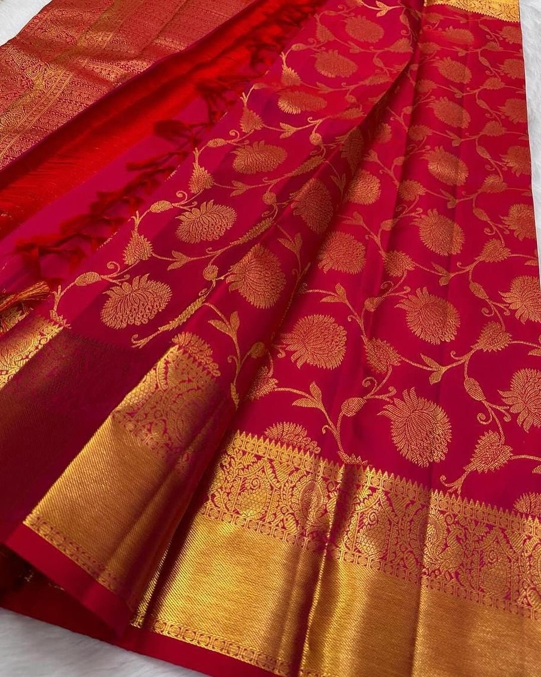 Mesmeric Red Soft Banarasi Silk Saree With Inspiring Blouse Piece