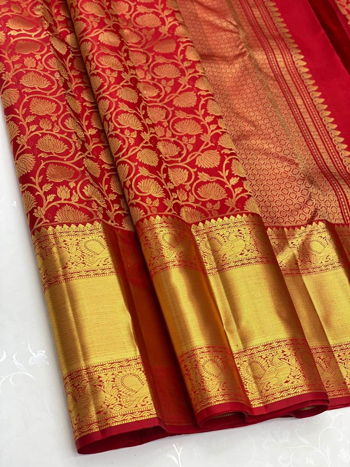 Stunner Red Kanjivaram Silk Saree with Beleaguer Blouse Piece