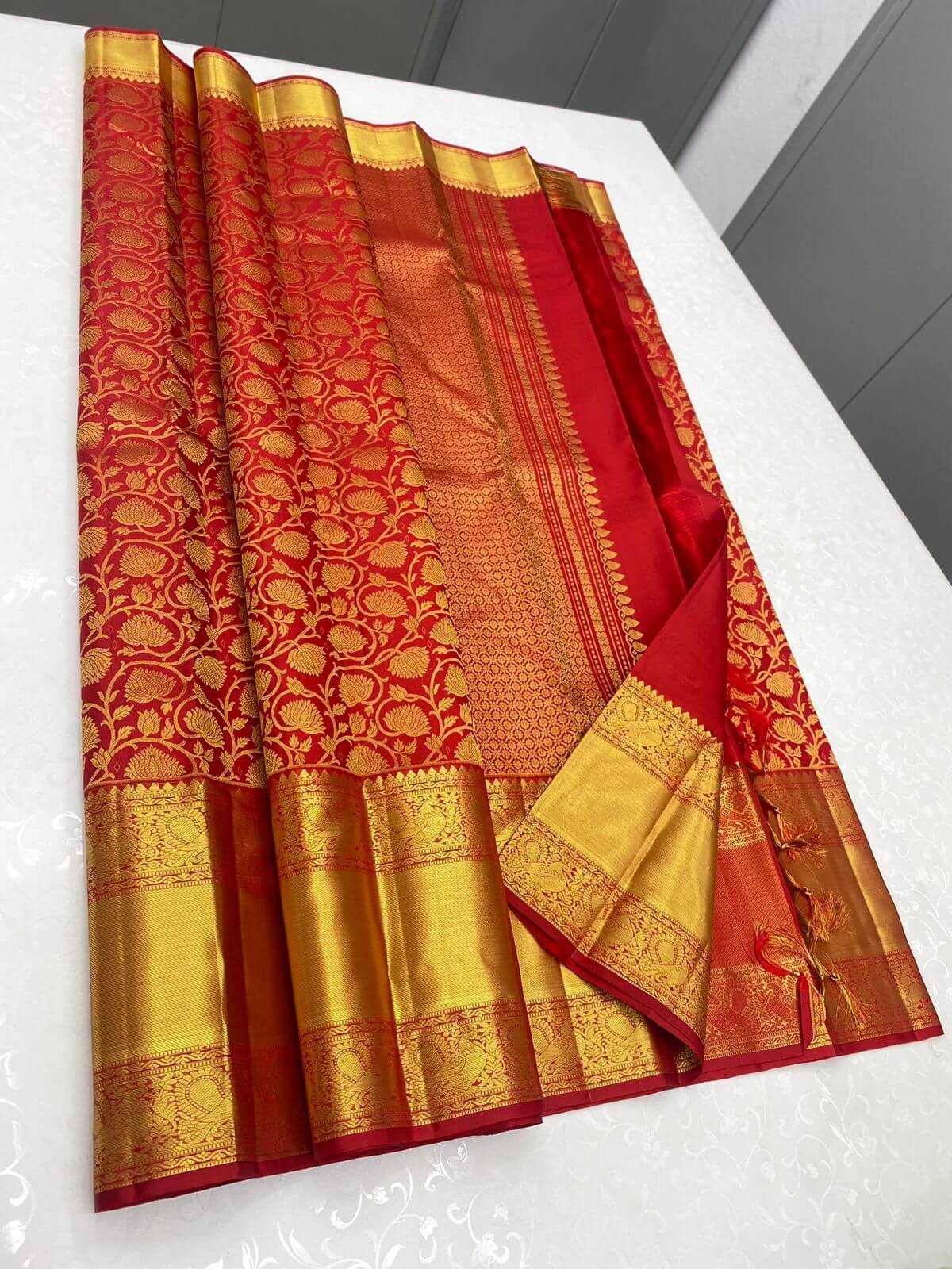 Stunner Red Kanjivaram Silk Saree with Beleaguer Blouse Piece