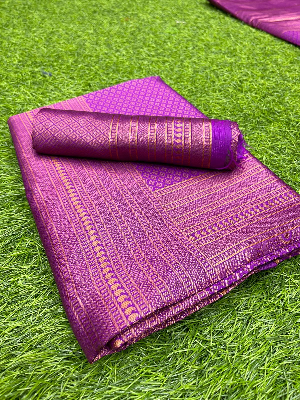 Ratatouille Purple Soft Silk Saree with Splendiferous Blouse Piece