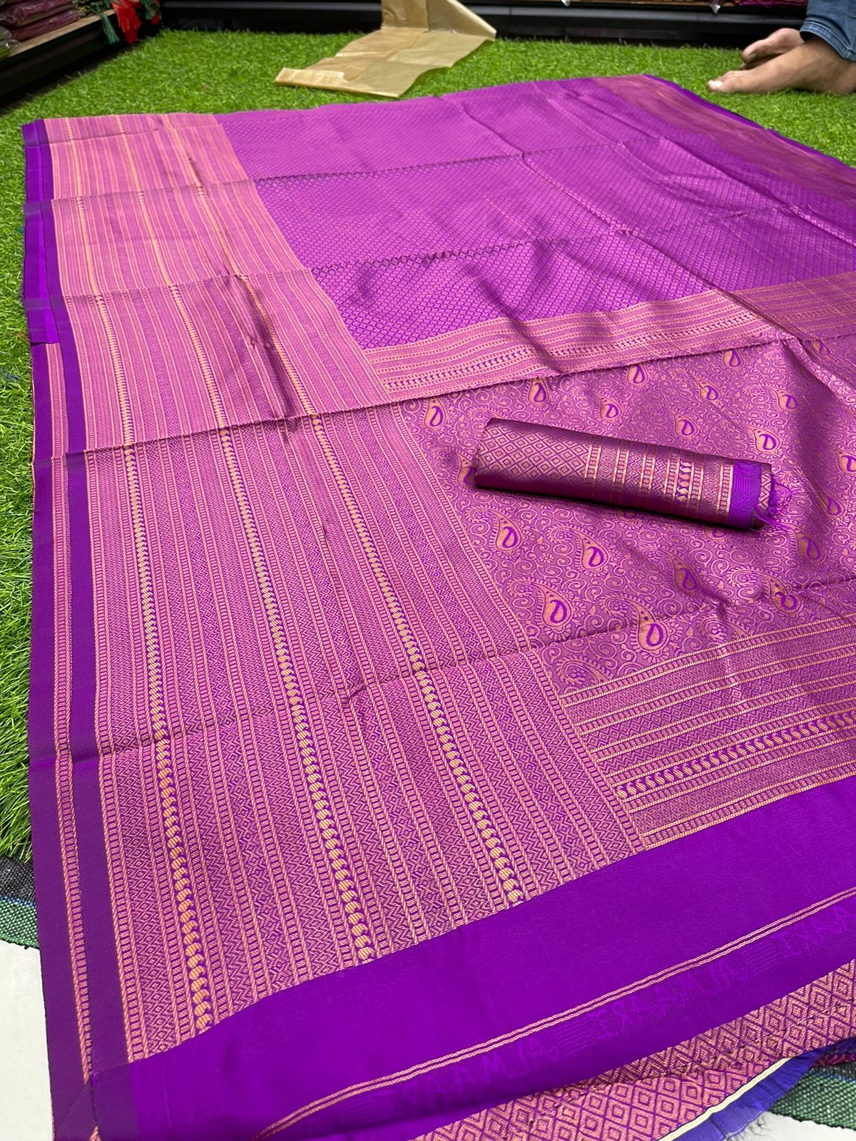 Ratatouille Purple Soft Silk Saree with Splendiferous Blouse Piece