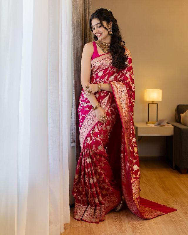 Sophisticated Dark Pink Soft Silk Saree With Gratifying Blouse Piece