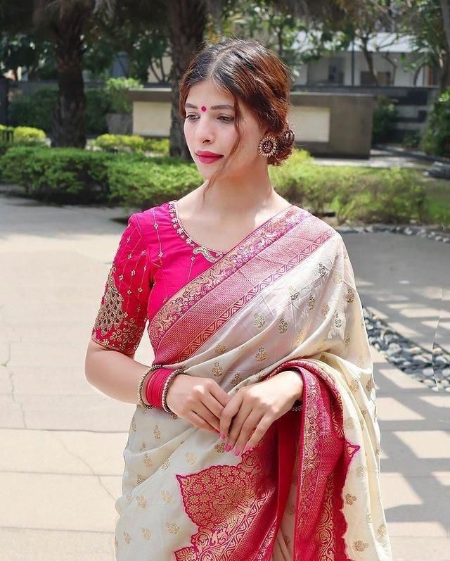 Traditional Beige Soft Silk Saree With Divine Blouse Piece