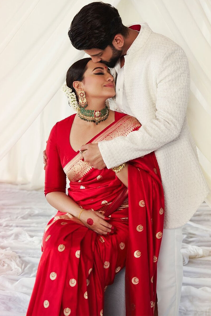 Staring Red Soft Silk Saree With Delightful Blouse Piece