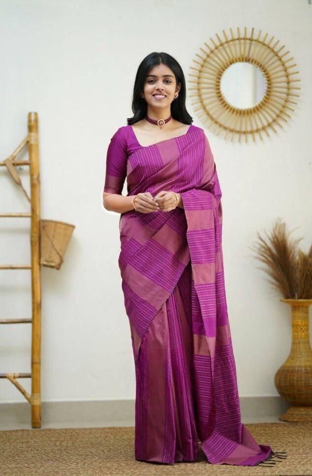 Snappy Magenta Soft Silk Saree With Supernal Blouse Piece