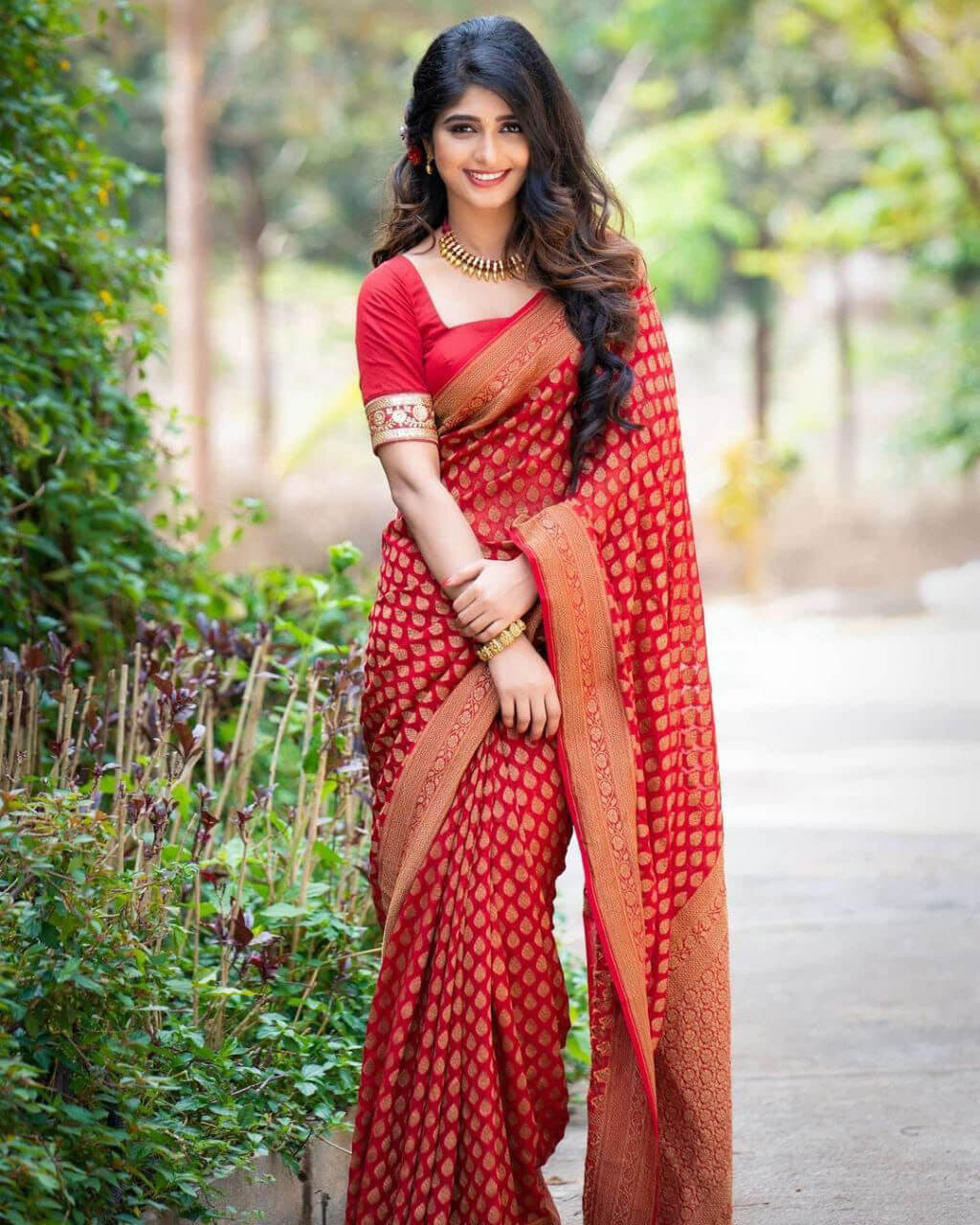 Stylish Red Soft Silk Saree With Unique Pink Blouse Piece