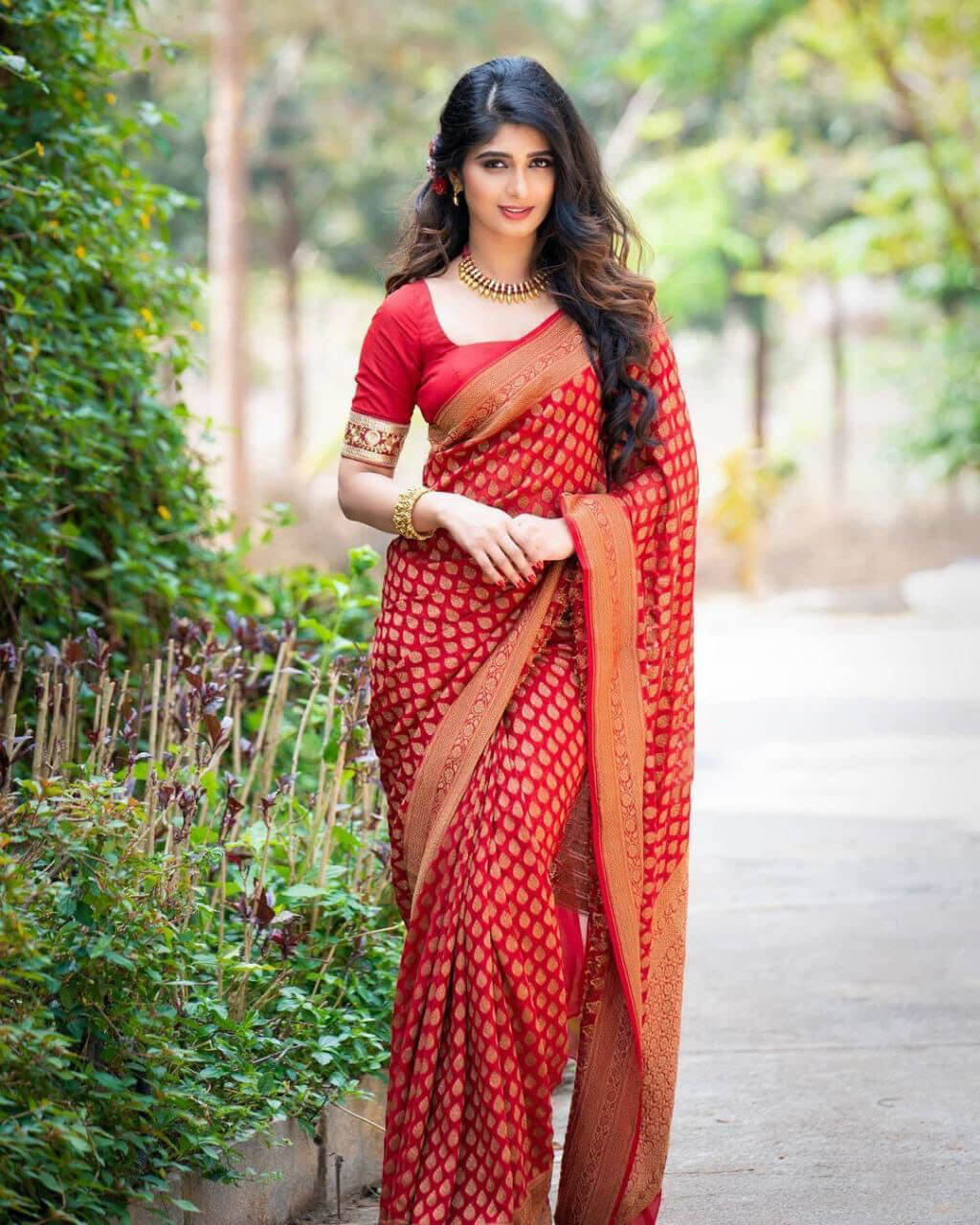 Stylish Red Soft Silk Saree With Unique Pink Blouse Piece