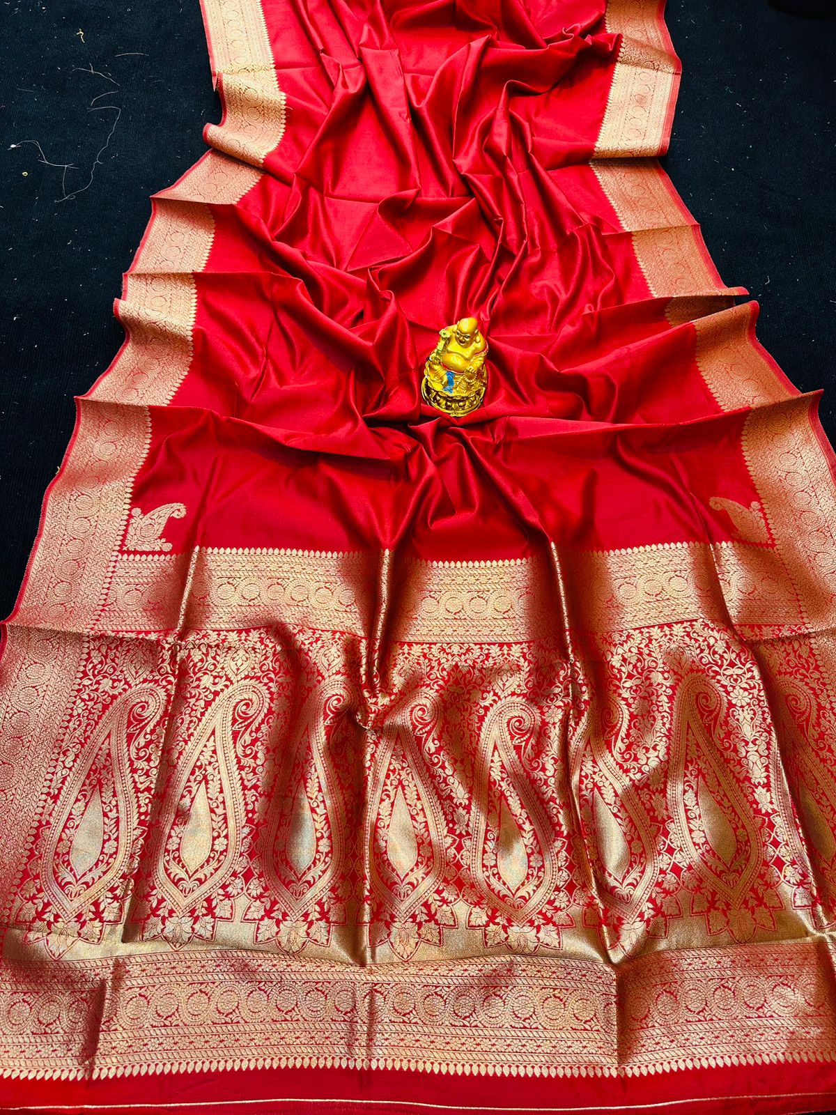 Snazzy Red Soft Banarasi Silk Saree With Luxuriant Blouse Piece