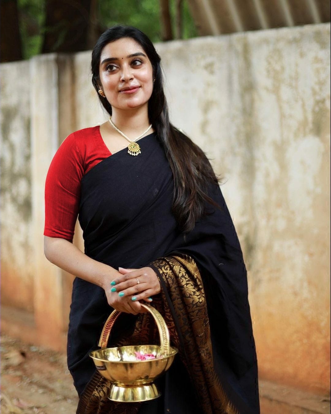 Sizzling Black Soft Silk Saree With Serendipity Blouse Piece