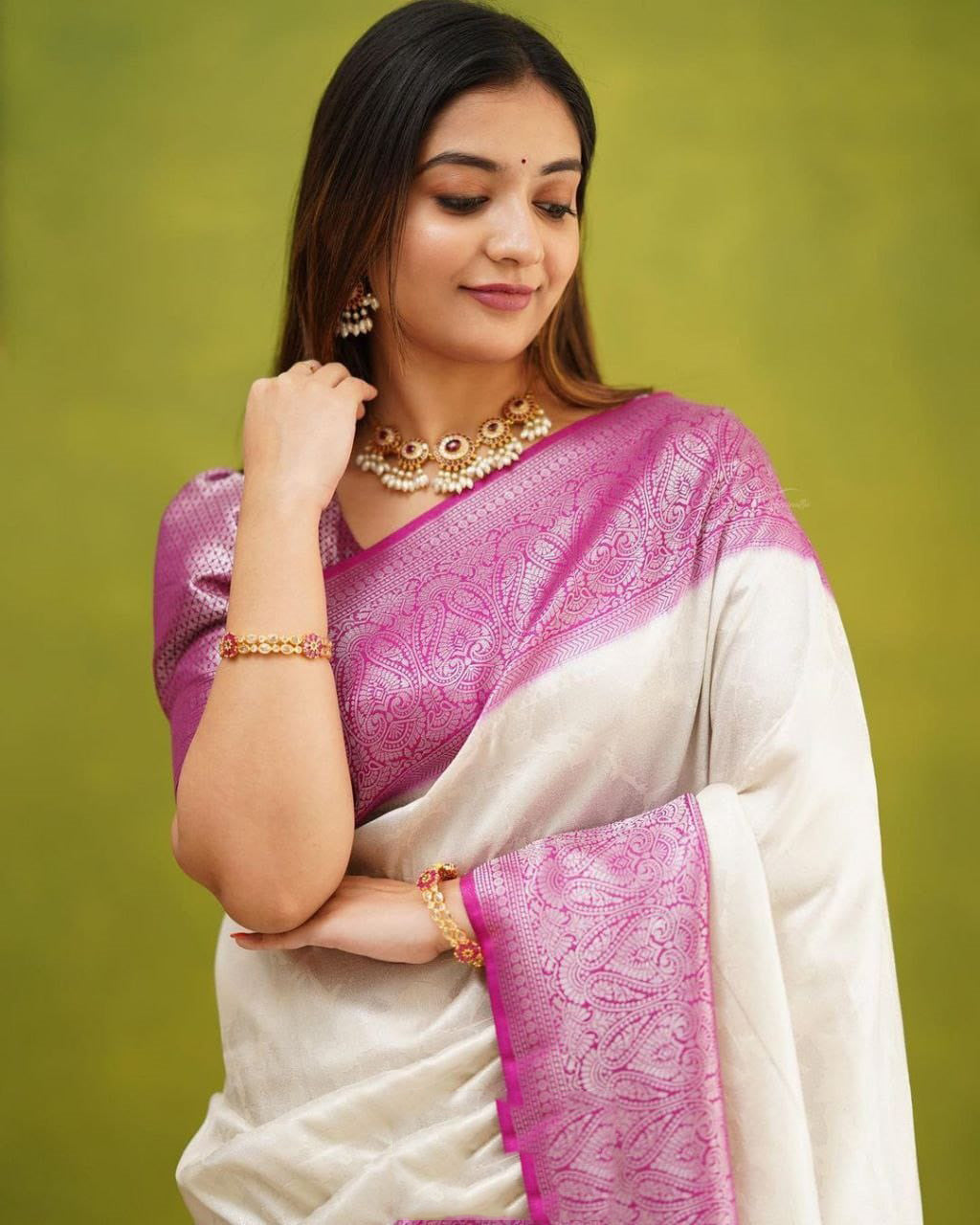 Serendipity White Soft Silk Saree With Engaging Blouse Piece