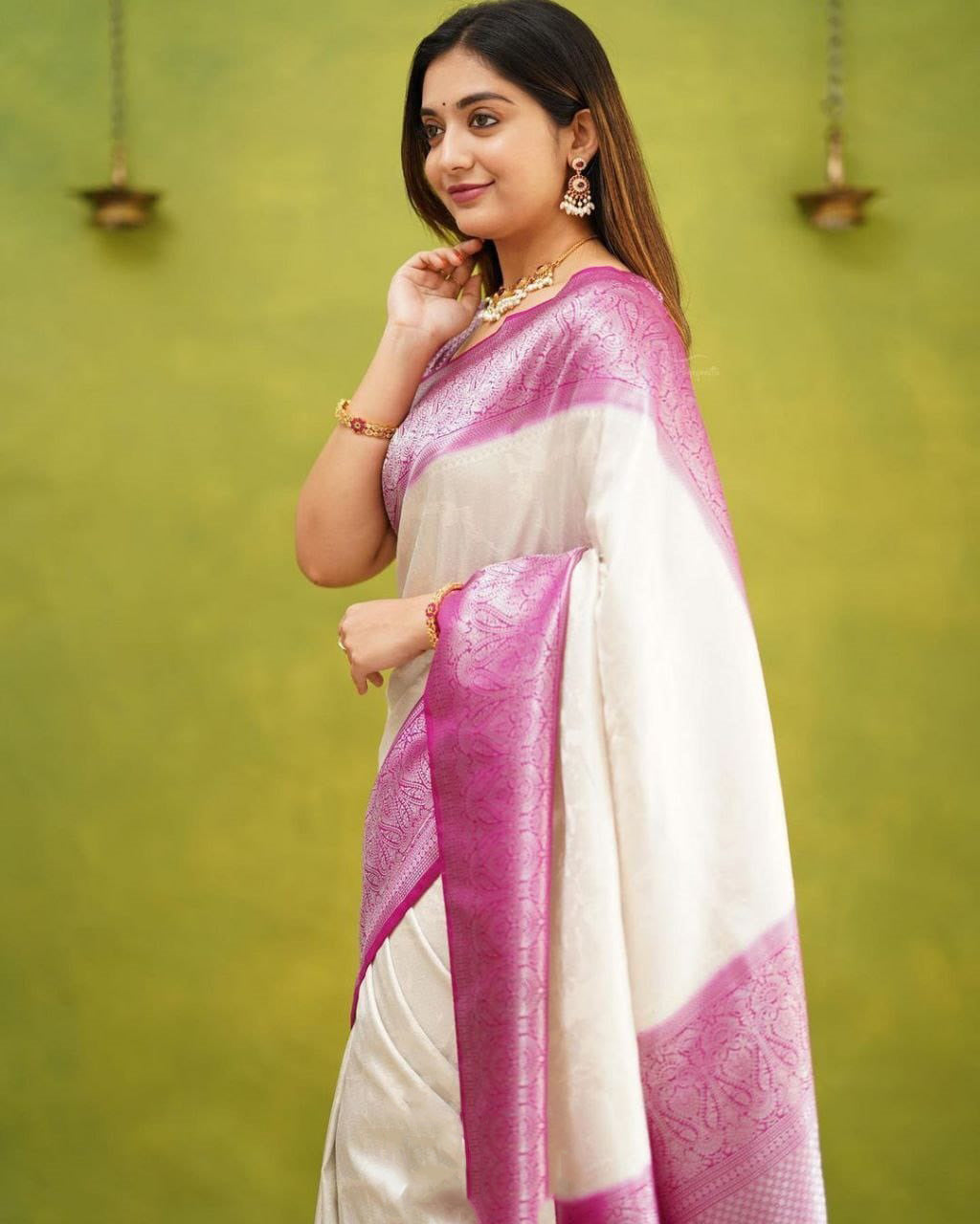 Serendipity White Soft Silk Saree With Engaging Blouse Piece