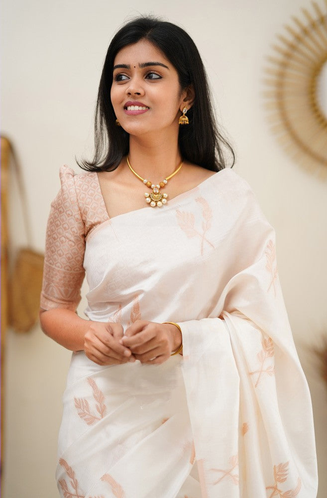 Staring White Soft Silk Saree With Breathtaking Blouse Piece