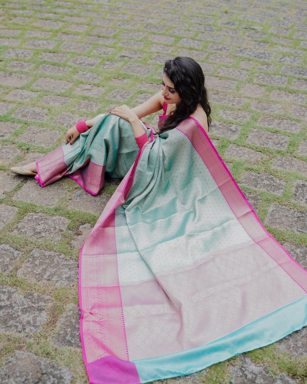 Staggering Sea Green Soft Silk Saree With Murmurous Blouse Piece