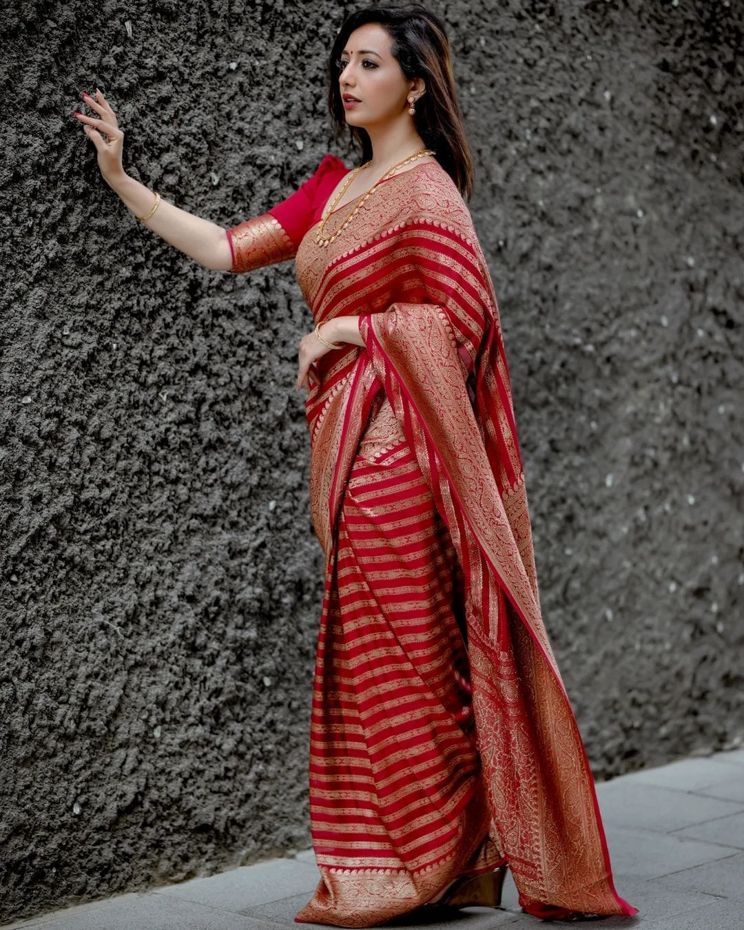 Stylish Red Soft Silk Saree With Blooming Blouse Piece