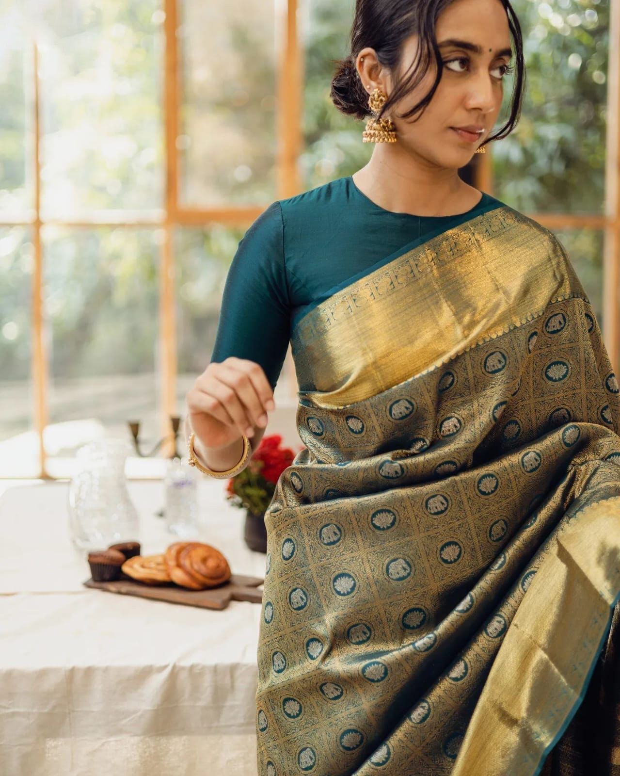 Woebegone Rama Soft Silk Saree With Moiety Blouse Piece