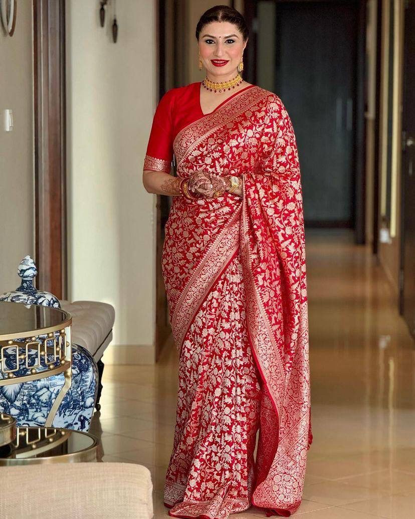 Sophisticated Red Soft Silk Saree With Amazing Blouse Piece