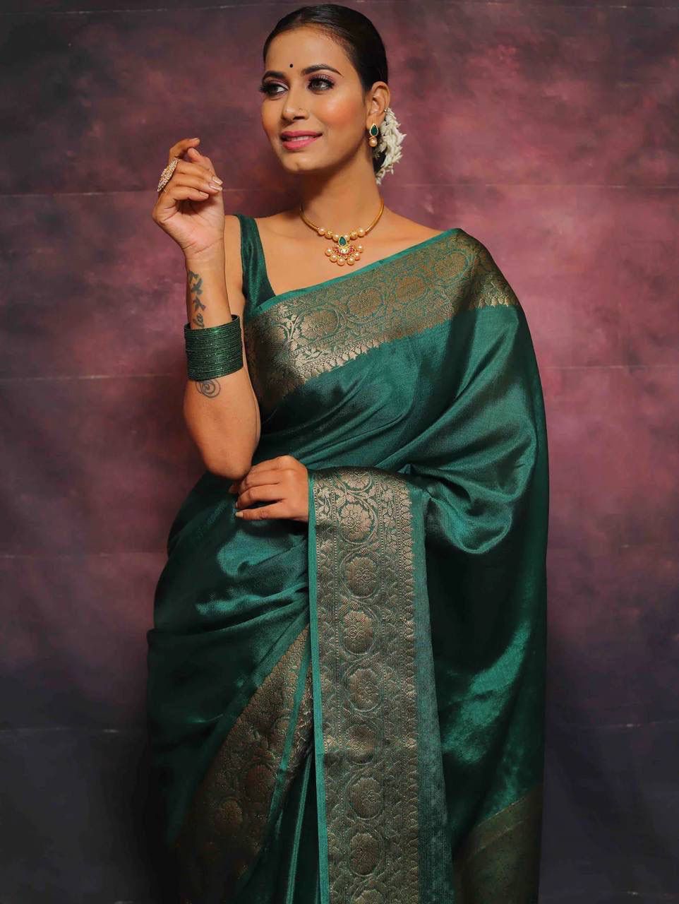 Sumptuous Rama Soft Silk Saree With Felicitous Blouse Piece